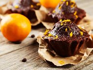 Рецепта Ароматни шоколадови мъфини с портокалови корички
